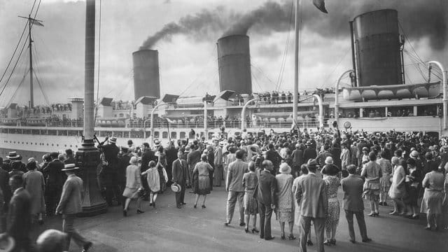 Die Abfahrt eines Transatlantikschiffs war in den Häfen immer ein großes Ereignis. Die Abfahrt eines Transatlantikschiffs war in den Häfen immer ein großes Ereignis.