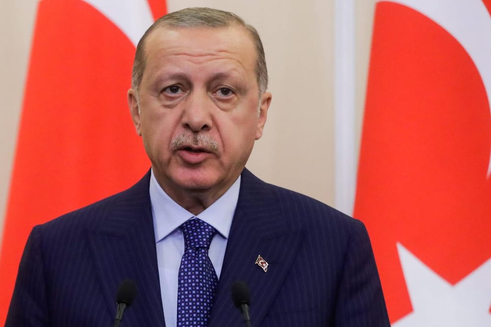 Türkisches Staatsoberhaupt Recep Tayyip Erdogan: Mit einem Präsidialdekret wurde nun der Chef der Zentralbank entlassen.