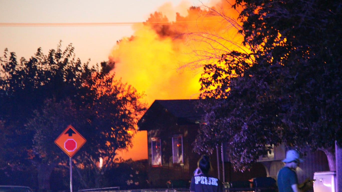 Ein Feuer in Ridgecrest: Erneut hat in Kalifornien die Erde gebebt. Der Brand brach in der Folge bei einem Restaurant in der Stadt aus.