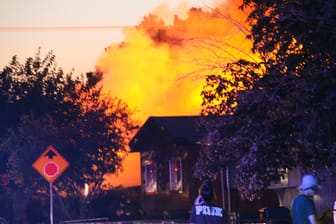 Ein Feuer in Ridgecrest: Erneut hat in Kalifornien die Erde gebebt. Der Brand brach in der Folge bei einem Restaurant in der Stadt aus.