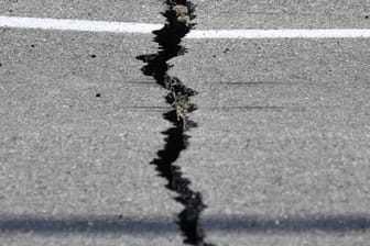 Nach dem ersten Beben am Donnerstag hat sich ein Riss in einer Straße bei Ridgecrest in Kalifornien gebildet.