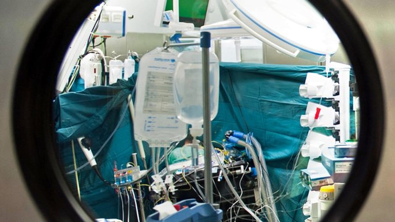 Operationssaal: Medizinprodukte sollen künftig schärferen Kontrollen unterliegen. (Symbolbild)