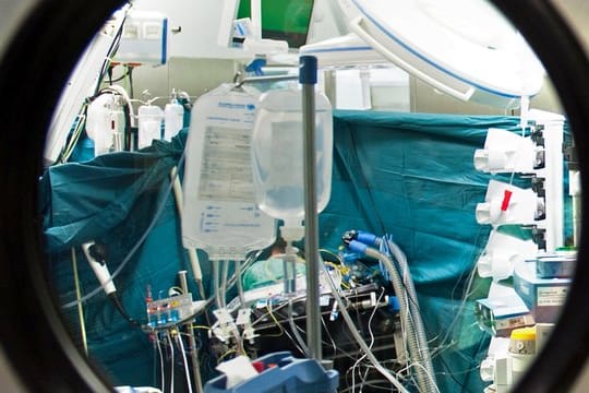 Operationssaal: Medizinprodukte sollen künftig schärferen Kontrollen unterliegen. (Symbolbild)
