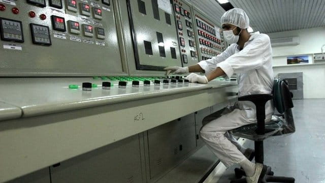Ein iranischer Techniker arbeitet in einer Uran-Aufbereitungsanlage in Isfahan. Ein iranischer Techniker arbeitet in einer Uran-Aufbereitungsanlage in Isfahan.