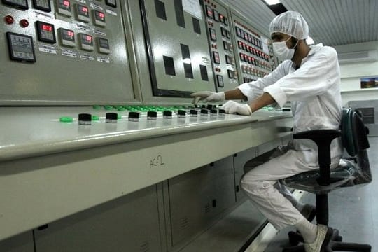Ein iranischer Techniker arbeitet in einer Uran-Aufbereitungsanlage in Isfahan.