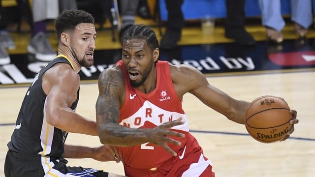 Kawhi Leonard (r) führte die Toronto Raptors zur NBA-Meisterschaft.