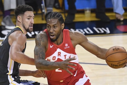 Kawhi Leonard (r) führte die Toronto Raptors zur NBA-Meisterschaft.