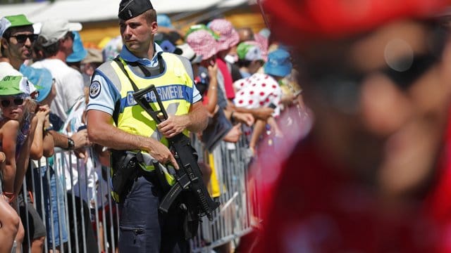 Die Gendarmerie hat während der Tour de France ordentlich zu tun.