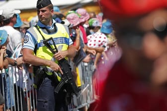 Die Gendarmerie hat während der Tour de France ordentlich zu tun.