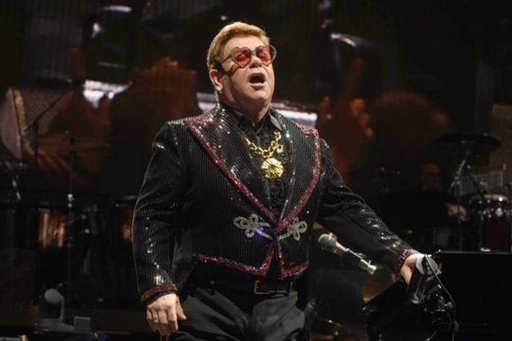 Der britische Sänger, Komponist und Pianist, Sir Elton John, steht bei seinem Zusatzkonzert seiner Show "Farewell Yellow Brick Road" auf der Bühne in der ausverkaufen Olympiahalle.