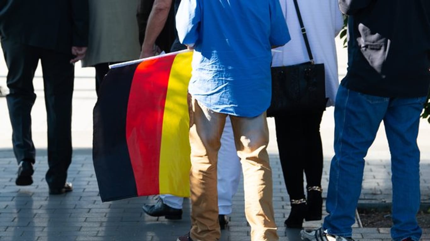 Ein Teilnehmer des "Flügel"-Treffens mit einer Deutschland-Flagge.