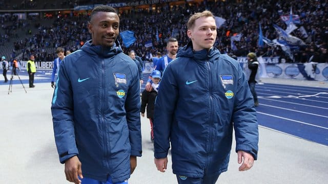 Salomon Kalou (l) und Teamkollege Ondrej Duda vereinbarten erneut eine Torwette. Salomon Kalou (l) und Teamkollege Ondrej Duda vereinbarten erneut eine Torwette.