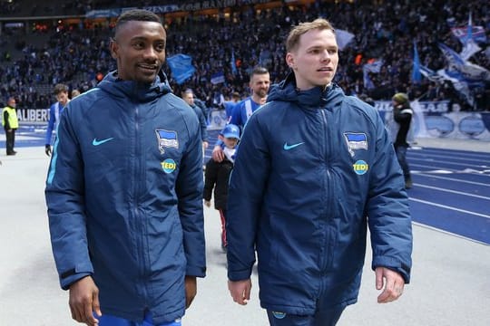 Salomon Kalou (l) und Teamkollege Ondrej Duda vereinbarten erneut eine Torwette.