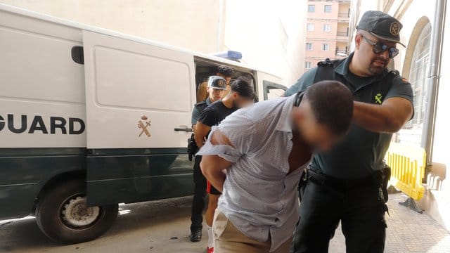Ein Verdächtiger wird von der Guardia Civil ins Gericht in Palma de Mallorca geführt. Ein Verdächtiger wird von der Guardia Civil ins Gericht in Palma de Mallorca geführt.