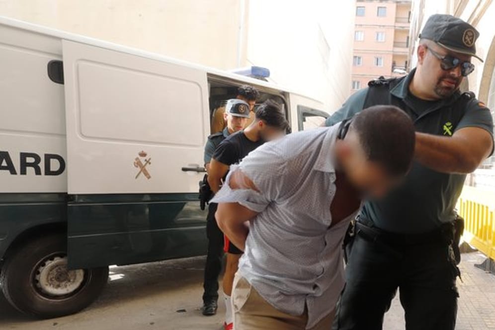 Ein Verdächtiger wird von der Guardia Civil ins Gericht in Palma de Mallorca geführt.