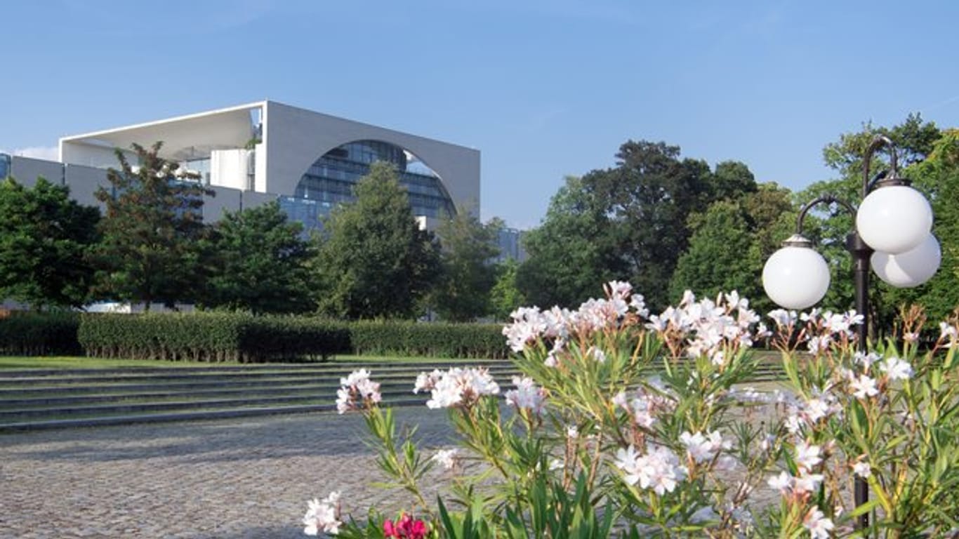 Rund um das Bundeskanzleramt ist es grün: Der Amtssitz der Kanzlerin liegt im Berliner Tiergarten.