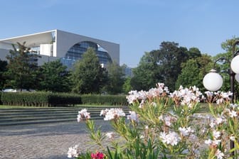 Rund um das Bundeskanzleramt ist es grün: Der Amtssitz der Kanzlerin liegt im Berliner Tiergarten.