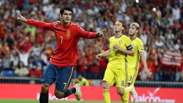 Álvaro Morata (l) traf vor wenigen Wochen in der EM-Qualifikation für Spanien gegen Schweden.