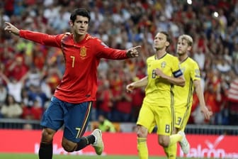 Álvaro Morata (l) traf vor wenigen Wochen in der EM-Qualifikation für Spanien gegen Schweden.