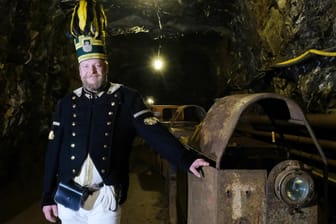 Frank Roch von der Bergbrüderschaft Frohnau steht im Industriemuseum Besucherbergwerk Ehrenfriedersdorf: Die Unesco erkennt die Montanregion Erzgebirge als Weltkulturerbe an.