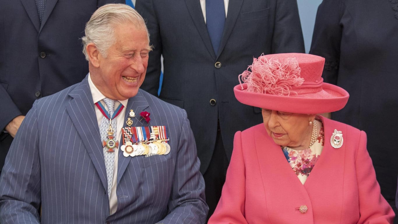 Prinz Charles und Königin Elizabeth II.: Nur einer von beiden wird bei der Taufe von Baby Archie dabei sein.