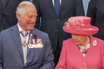 Prinz Charles und Königin Elizabeth II.: Nur einer von beiden wird bei der Taufe von Baby Archie dabei sein.