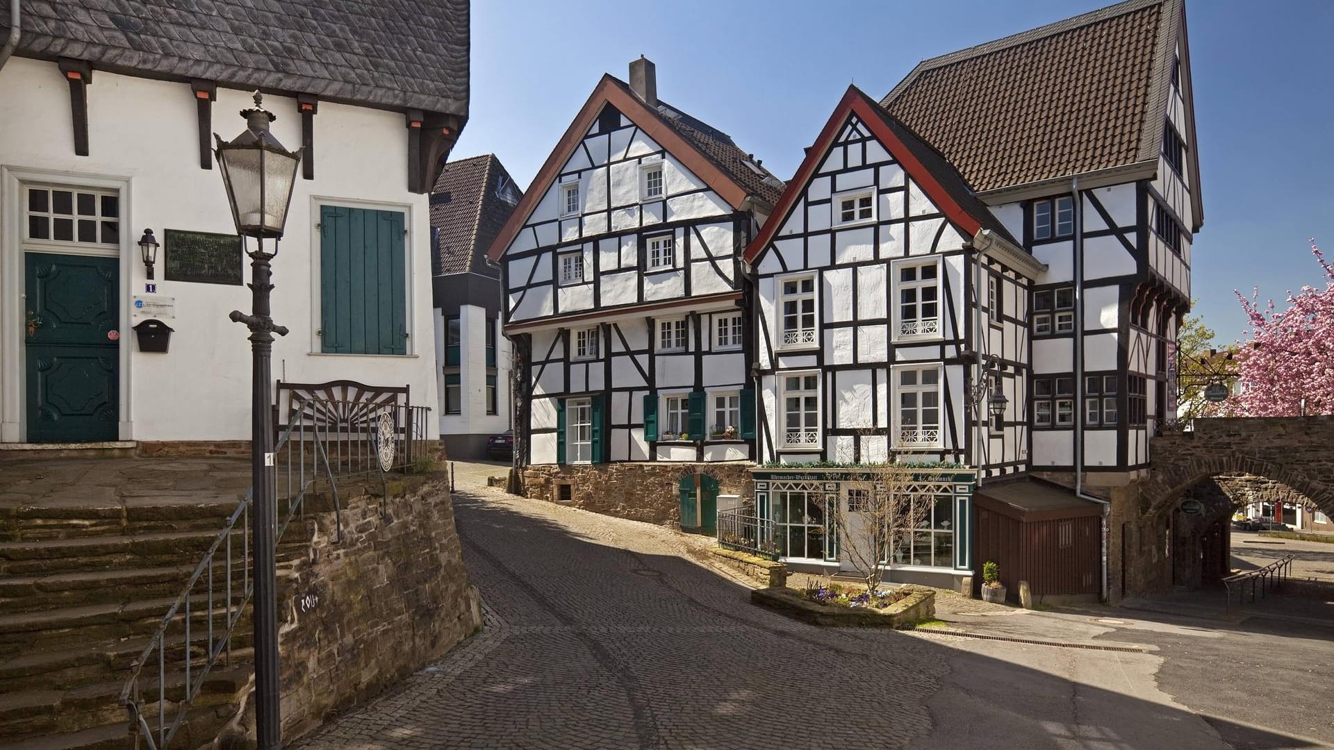 Fachwerkhäuser in der Mülheimer Altstadt: In dem Viertel soll es zu einer Vergewaltigung gekommen sein.