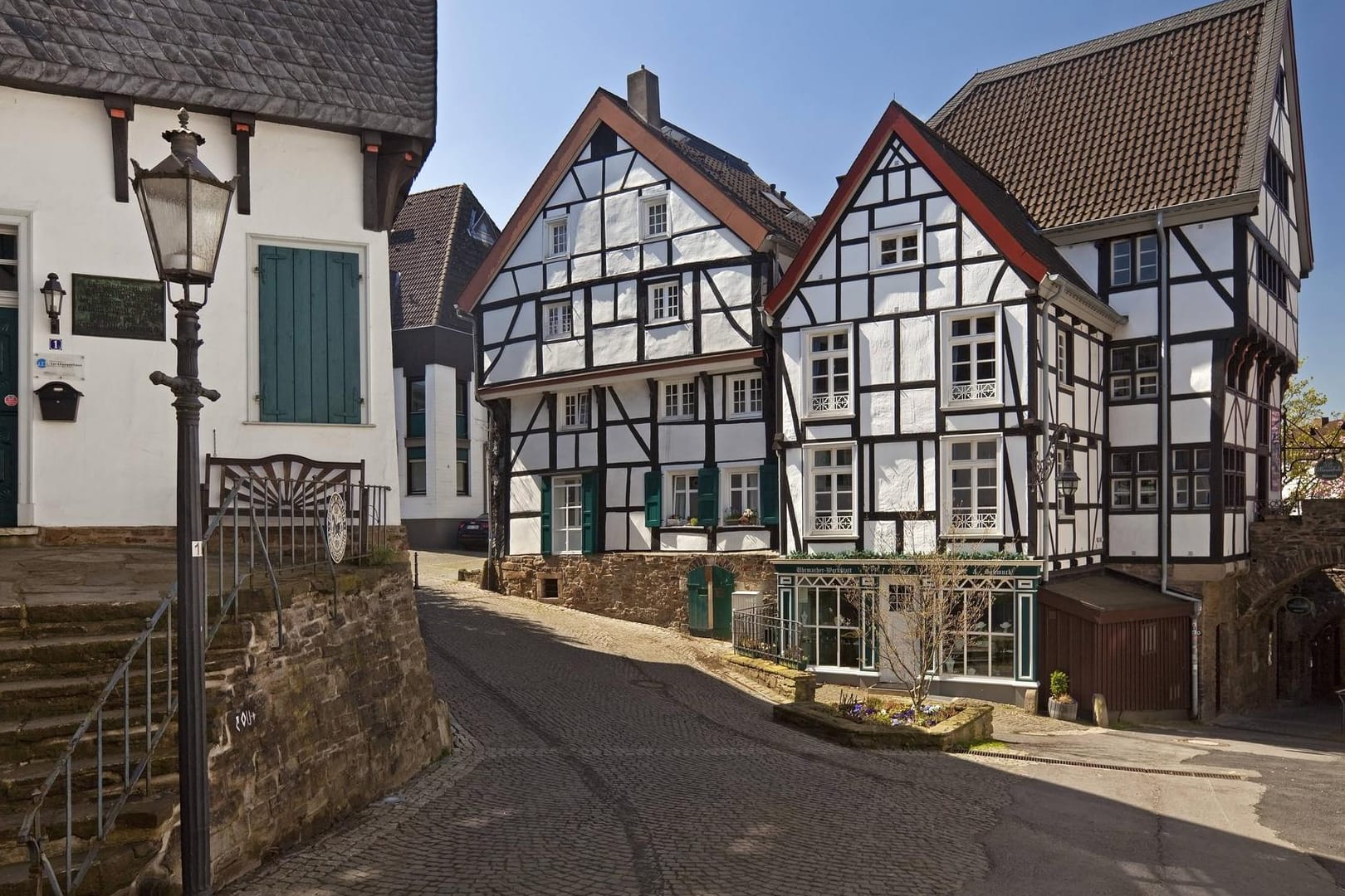 Fachwerkhäuser in der Mülheimer Altstadt: In dem Viertel soll es zu einer Vergewaltigung gekommen sein.