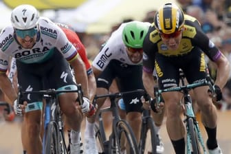 Mike Teunissen (r) gewinnt mit hauchdünnem Vorsprung vor Peter Sagan den Tour-Auftakt in Brüssel.