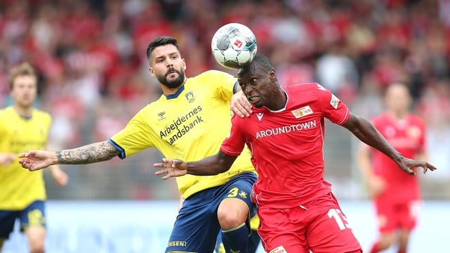 Union-Neuzugang Anthony Ujah (re) setzt sich gegen Bröndby-Akteur Anthony Jung durch.
