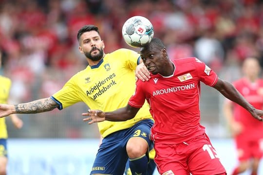 Union-Neuzugang Anthony Ujah (re) setzt sich gegen Bröndby-Akteur Anthony Jung durch.