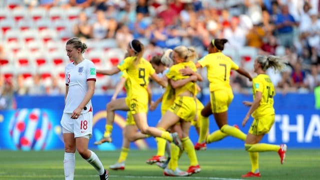 Schwedens Fußballerinnen feiern den Sieg im Spiel um Platz drei gegen England.