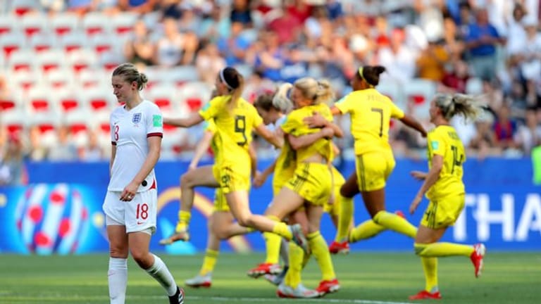 Schwedens Fußballerinnen feiern den Sieg im Spiel um Platz drei gegen England.