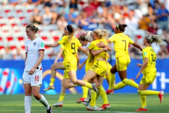 Schwedens Fußballerinnen feiern den Sieg im Spiel um Platz drei gegen England.