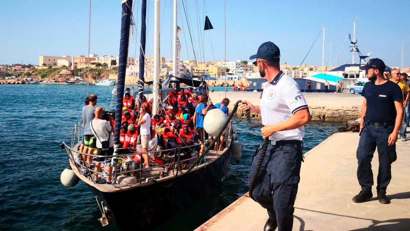 Migranten auf dem Boot der Hilfsorganisation Mediterranea: Trotz Verbots hat die Crew angelegt.