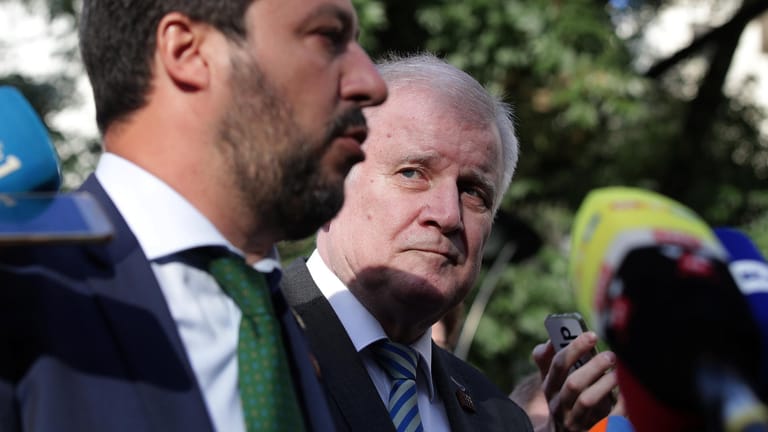 Matteo Salvini (l.) mit Horst Seehofer: Seehofer appellierte an christliche Werte – und stößt damit bei Salvini auf taube Ohren.