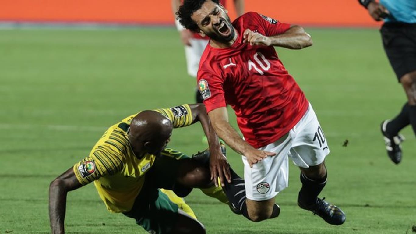 Südafrikas Sifiso Hlanti (l) bringt Ägypten-Star Mohamed Salah zu Fall.