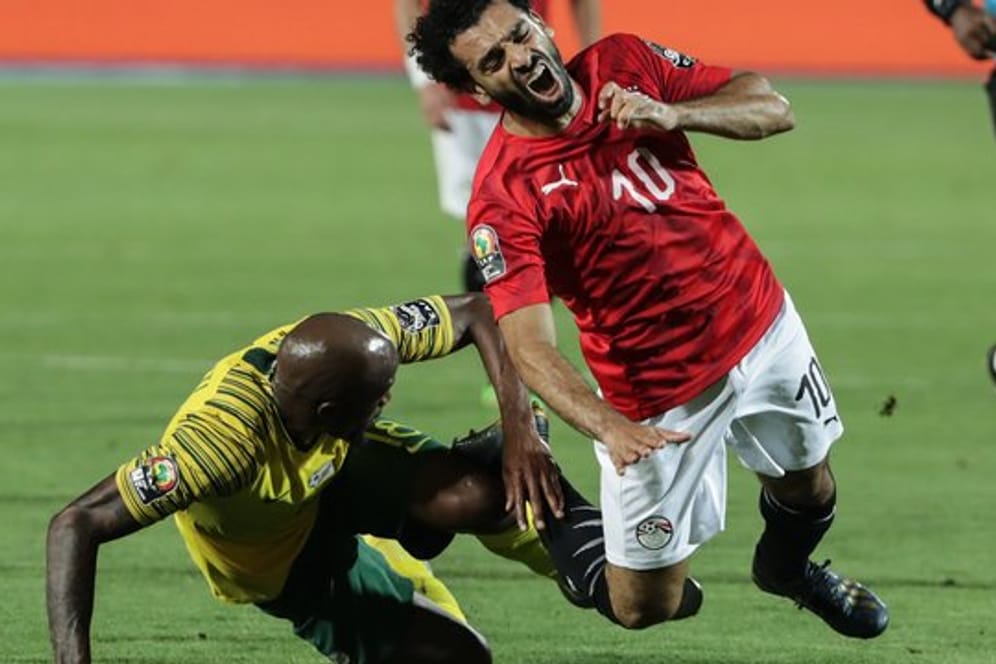 Südafrikas Sifiso Hlanti (l) bringt Ägypten-Star Mohamed Salah zu Fall.