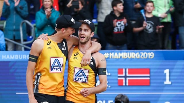 Julius Thole (l) und Clemens Wickler feiern nach ihrem Sieg gegen Norwegen den Einzug ins WM-Finale. Julius Thole (l) und Clemens Wickler feiern nach ihrem Sieg gegen Norwegen den Einzug ins WM-Finale.