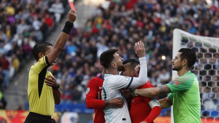 Argentinien-Star Lionel Messi (M) sieht gegen Chile die Rote Karte.