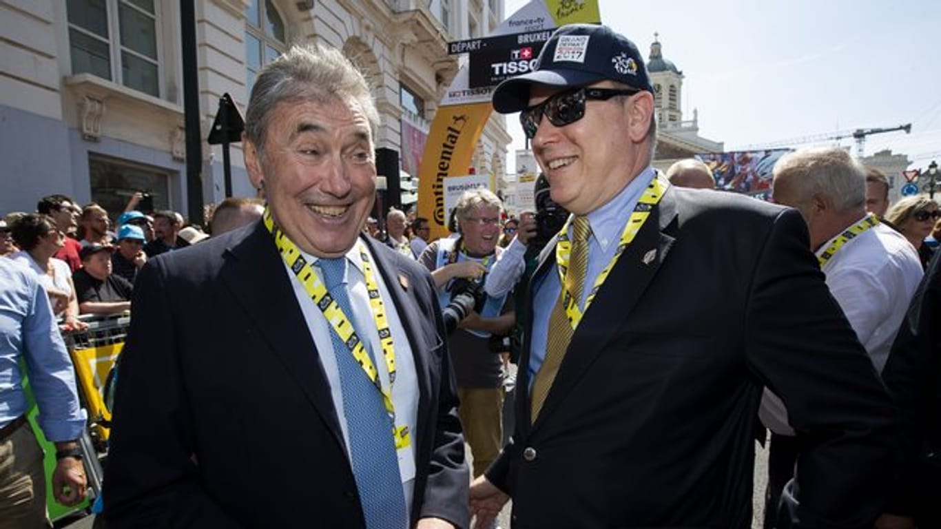 Am Samstag noch beim Tour-Start in Brüssel mit Eddy Merckx (l), am Sonntag im Frankenland: Fürst Albert II.