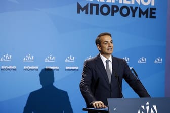 Kyriakos Mitsotakis gibt im Hauptsitz seiner Partei eine Pressekonferenz.