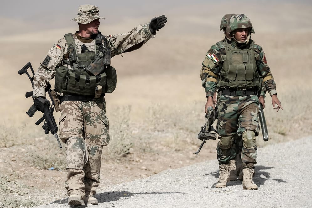 Irak: In Syriens Nachbarland bilden Bundeswehrsoldaten bereits kurdische Peshmerga aus.