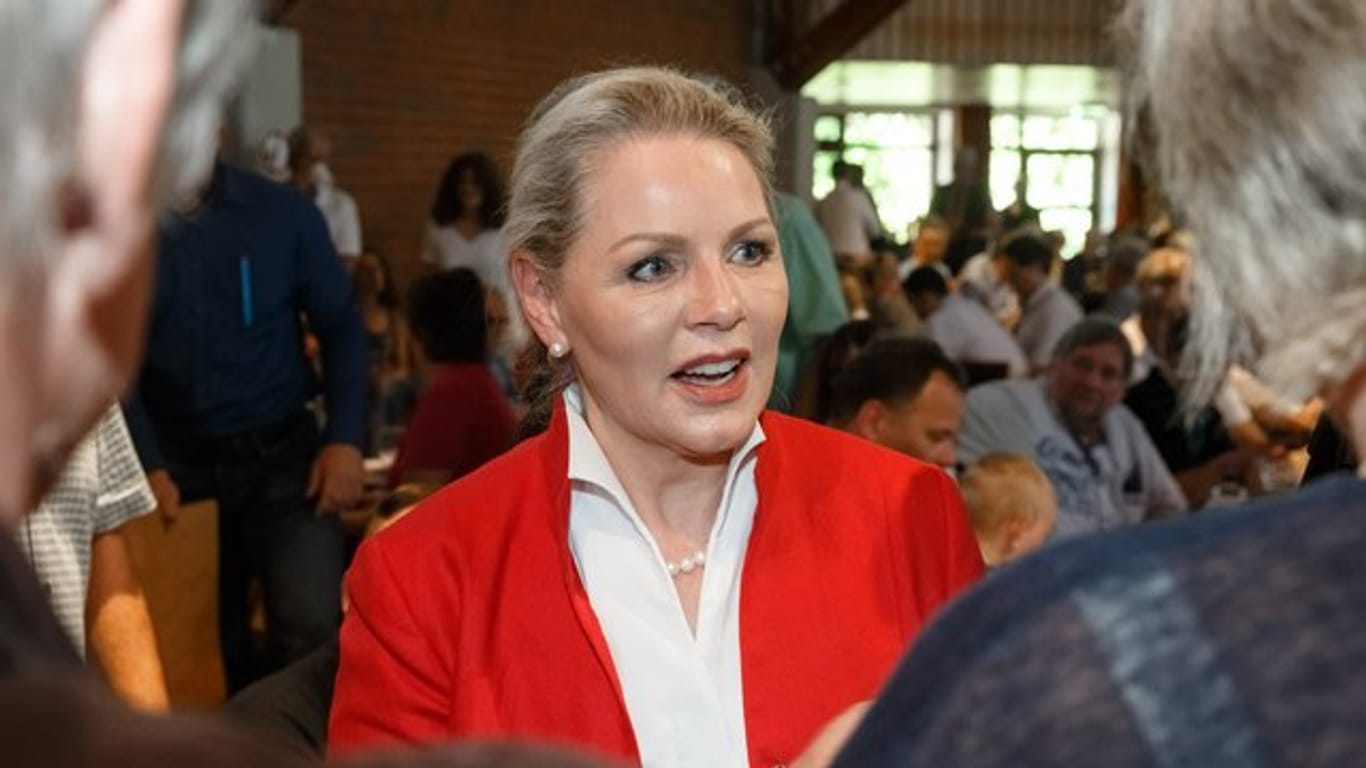 Doris Fürstin von Sayn-Wittgenstein nimmt auf der Landes-Mitgliederversammlung der AfD Schleswig-Holstein Glückwünsche zu ihrer Wahl als Landesvorsitzende entgegen.