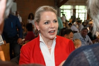 Doris Fürstin von Sayn-Wittgenstein nimmt auf der Landes-Mitgliederversammlung der AfD Schleswig-Holstein Glückwünsche zu ihrer Wahl als Landesvorsitzende entgegen.