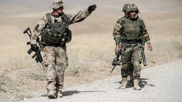Bundeswehrsoldaten und kurdische Peshmerga in der irakischen Ausbildungseinrichtung Bnaslawa. Bundeswehrsoldaten und kurdische Peshmerga in der irakischen Ausbildungseinrichtung Bnaslawa.