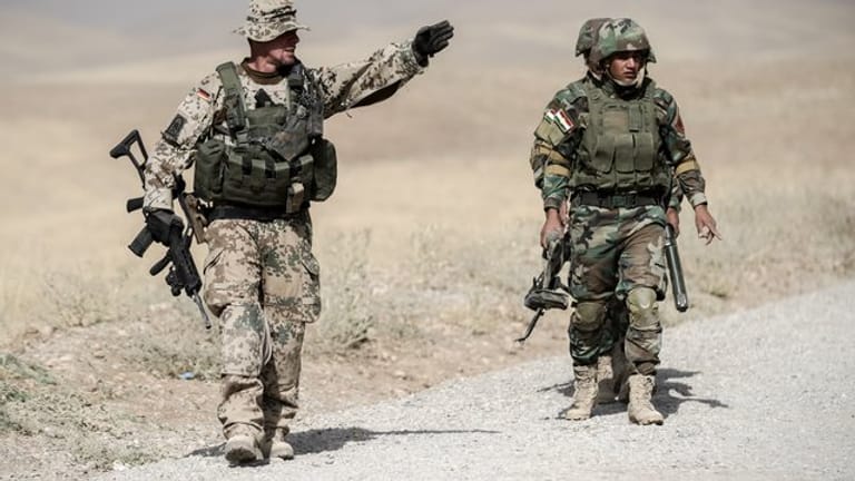 Bundeswehrsoldaten und kurdische Peshmerga in der irakischen Ausbildungseinrichtung Bnaslawa.
