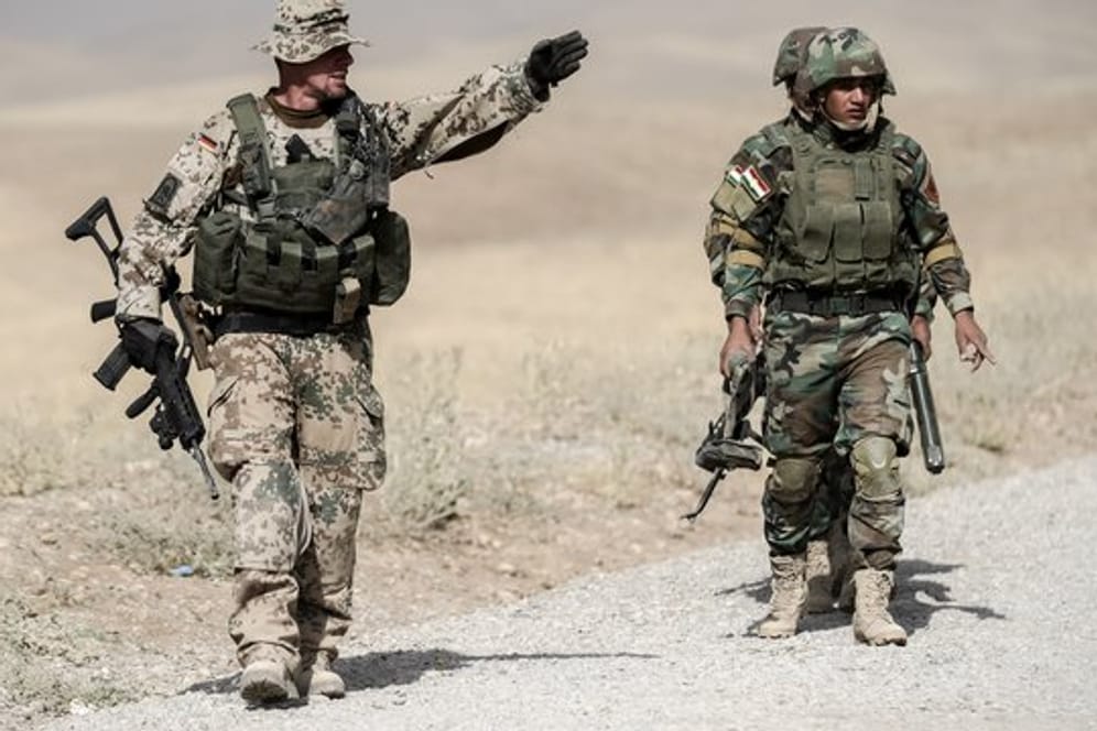 Bundeswehrsoldaten und kurdische Peshmerga in der irakischen Ausbildungseinrichtung Bnaslawa.