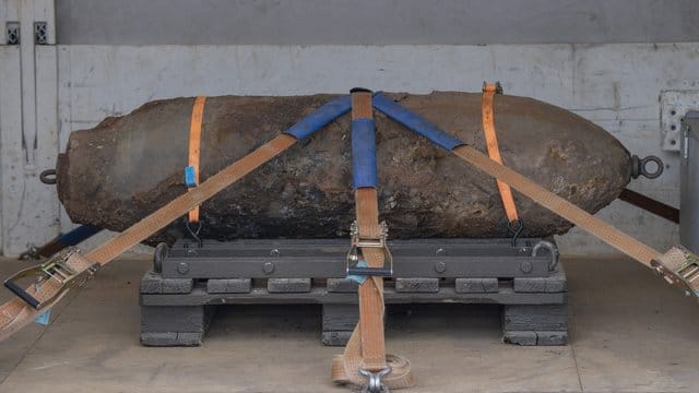 Die entschärfte Bombe liegt auf einem Lkw.