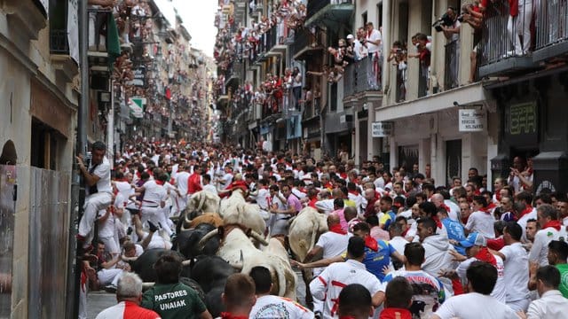 Rot-weiß gekleidete Teilnehmer der Stierhatz im spanischen Pamplona. Rot-weiß gekleidete Teilnehmer der Stierhatz im spanischen Pamplona.